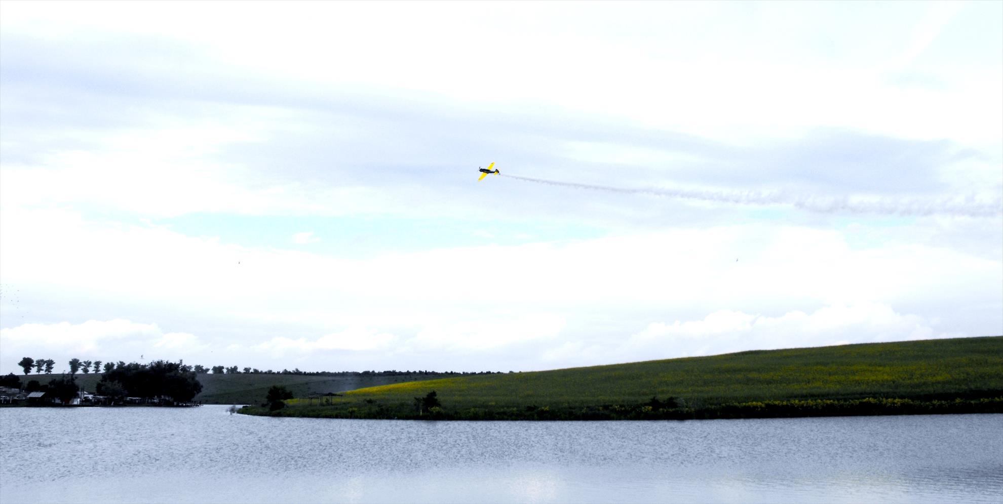 Greaca-9-11 mai Cupa Tarom-Iacarii acrobati - 4.JPG